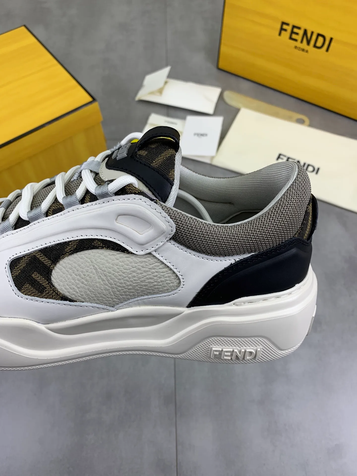 Men's men's shoes 💰P760 new style 💰💎💎💎 summer hot style [FENDI Fendi] top version 🆕New sneakers, wavy soles engraved with original words. Embossed Fendi Flow lettering on the heel. The upper is made of high-end calfskin and breathable materials. Original lining with tone-on-tone details decorated with innovative handcrafting techniques. Ultra-light and wear-resistant TPU and IP foam soles, overall lightweight and comfortable. Size:39-44 (38 45 can be customized)
